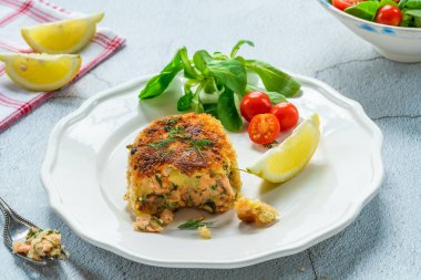 Taze yaprak salata limon ile süslenmiş ev yapımı somon balık kek