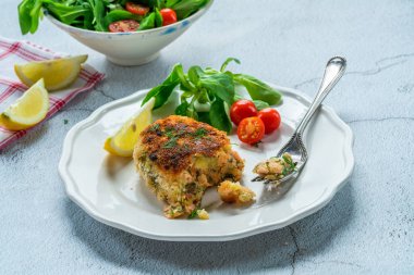 Taze yaprak salata limon ile süslenmiş ev yapımı somon balık kek