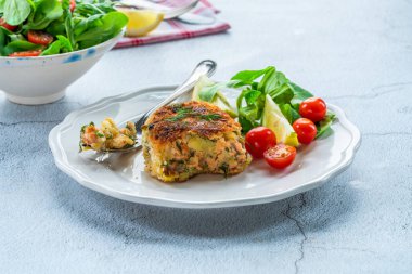 Taze yaprak salata limon ile süslenmiş ev yapımı somon balık kek