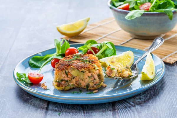 Hemlagad Laxfisk Kaka Med Färsk Blad Sallad Garnerad Med Citron — Stockfoto