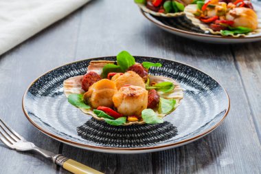 Kabukları chorizo ve biber ile Baharatlı tarak