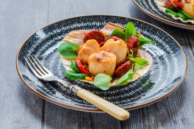 Kabuk chorizo ve biber ile Baharatlı tarak