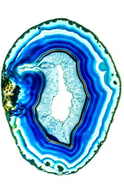 Beyaz arka plan üzerinde izole doğal kuş deseni ile akik taşı