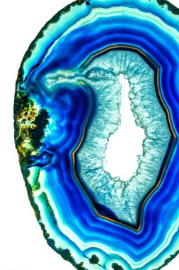 Beyaz arka plan üzerinde izole doğal kuş deseni ile akik taşı