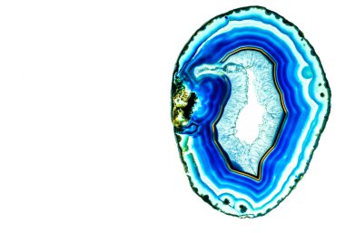 Beyaz arka plan üzerinde izole doğal kuş deseni ile akik taşı