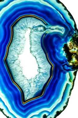 Beyaz arka plan üzerinde izole doğal kuş deseni ile akik taşı