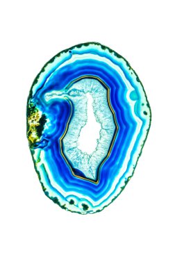 Beyaz arka plan üzerinde izole doğal kuş deseni ile akik taşı