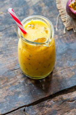 Mango ve tutku meyve ile Tropikal smoothie