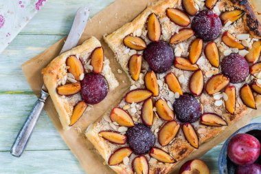 Erik ve badem pasta pudra şekeri ile toz - üst görünümü