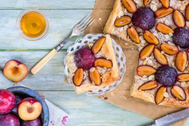 Erik ve badem pasta pudra şekeri ile toz - üst görünümü