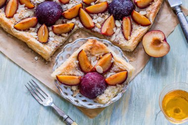 Erik ve badem pasta pudra şekeri ile toz - yüksek açı görünümü