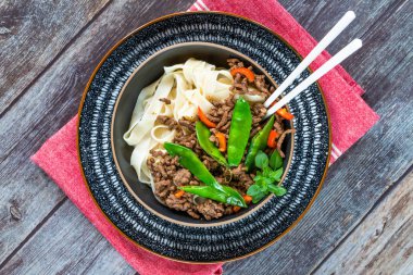 Çin beş baharat sığır eti ve şeker snap erişte - üst görünümü