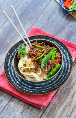 Çin beş baharat sığır eti ve şeker snap erişte - yüksek açı görünümü