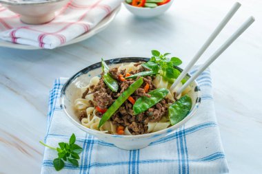 Çin beş baharat sığır eti ve şeker snap erişte - yüksek açı görünümü