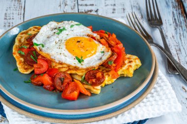 Kızarmış yumurta ve chorizo ve kırmızı biber salsa ile Sweetcorn krep