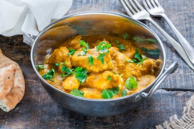 Naan ekmek ile Tavuk korma köri - yüksek açı görünümü