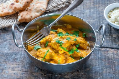 Naan ekmek ile Tavuk korma köri - yüksek açı görünümü