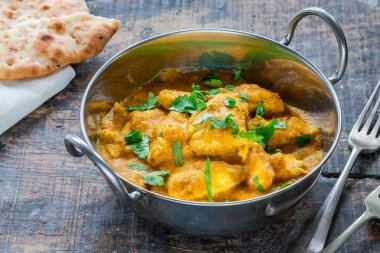 Naan ekmek ile Tavuk korma köri - yüksek açı görünümü