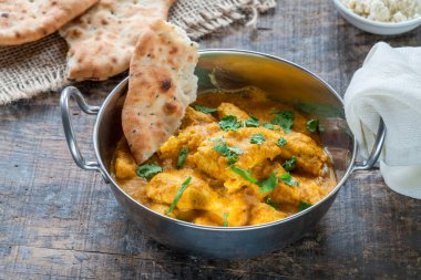 Naan ekmek ile Tavuk korma köri - yüksek açı görünümü
