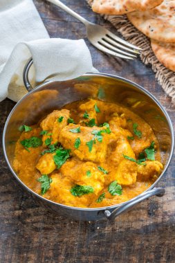 Naan ekmek ile Tavuk korma köri - yüksek açı görünümü