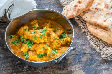 Naan ekmek ile Tavuk korma köri - yüksek açı görünümü