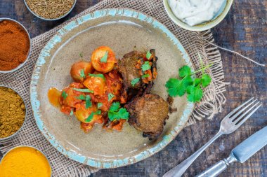 Bombay aloo ve naneli yoğurt ile baharatlı kuzu pirzola - havai görünüm