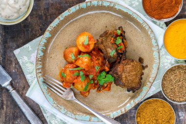 Bombay aloo ve naneli yoğurt ile baharatlı kuzu pirzola - havai görünüm