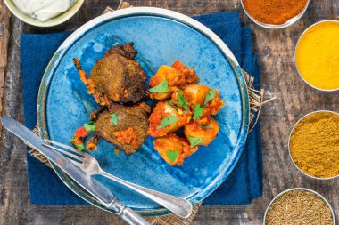 Bombay aloo ve naneli yoğurt ile baharatlı kuzu pirzola - havai görünüm