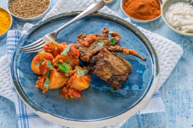 Bombay aloo ve naneli yoğurt ile baharatlı kuzu pirzola - yüksek açı görünümü