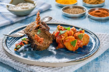 Bombay aloo ve naneli yoğurt ile baharatlı kuzu pirzola.