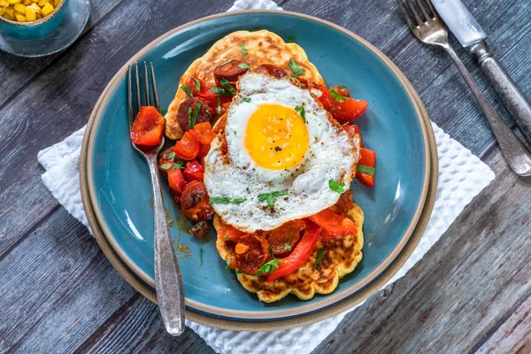 Sweetcorn Pannenkoeken Met Gebakken Chorizo Rode Peper Salsa High Angle — Stockfoto