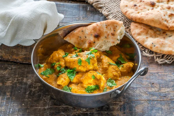 Kyckling Korma Curry Med Naan Bröd Hög Vinkel View — Stockfoto