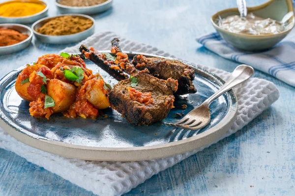 Chuletas Cordero Especiadas Con Aloo Bombay Yogur Acuñado — Foto de Stock