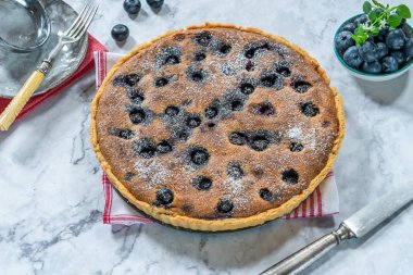 Yaban mersini ve badem tart pudra şekeri ile toz