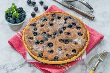 Yaban mersini ve badem tart pudra şekeri ile toz