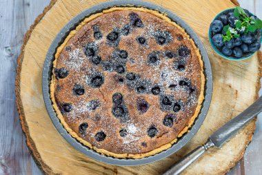 Yaban mersini ve badem tart pudra şekeri ile toz - havai görünümü