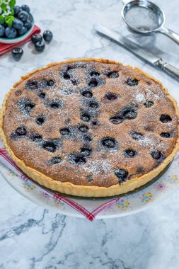 Yaban mersini ve badem tart pudra şekeri ile toz