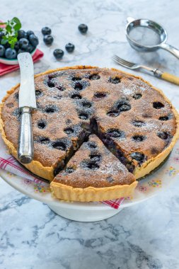 Yaban mersini ve badem tart pudra şekeri ile toz