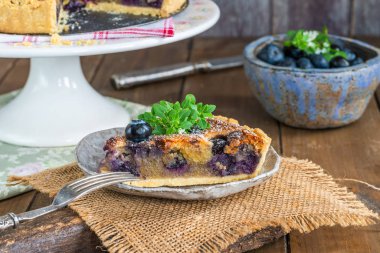 Yaban mersini ve badem tart pudra şekeri ile toz