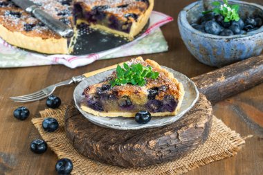 Yaban mersini ve badem tart pudra şekeri ile toz