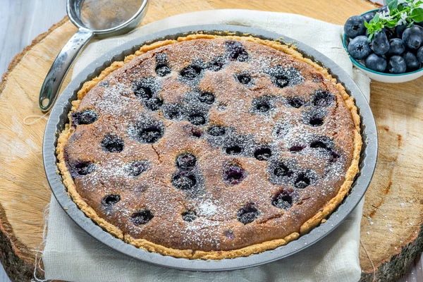 Blaubeeren Mandeltorte Mit Puderzucker Bestäubt — Stockfoto