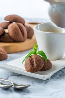 Bir fincan espresso kahve ile kahve çekirdeği çerezleri