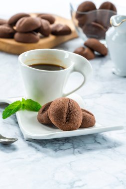 Bir fincan espresso kahve ile kahve çekirdeği çerezleri