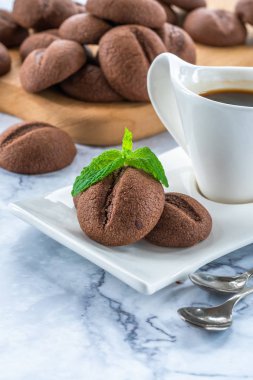 Bir fincan espresso kahve ile kahve çekirdeği çerezleri