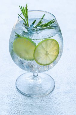 Kireç ve biberiye ile cin ve tonik kokteyl - ferahlatıcı yaz alkoholic içecek