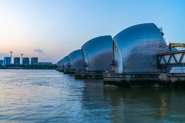 Thames Bariyeri, dünyanın en büyük ikinci hareketli sel bariyeri. Londra'yı aşırı yüksek gelgitlerden çevre sellerinden korur