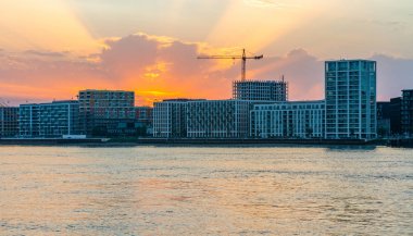 Londra, İngiltere - 29 Haziran 2019: Thames Nehri'nin kuzey kıyısındaki Royal Wharf, Batı Silvertown ve Pontoon Dock Dlr istasyonlarına yakın Thames Bariyeri yakınlarında bir konut ve ticari geliştirmedir.