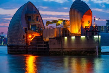 Londra, İngiltere - 29 Haziran 2019: Thames Barrier dünyanın en büyük ikinci hareketli sel bariyeridir. Büyük Londra'nın büyük bir kısmının 1982'den beri son derece yüksek gelgitlerle dolmasını önlür.