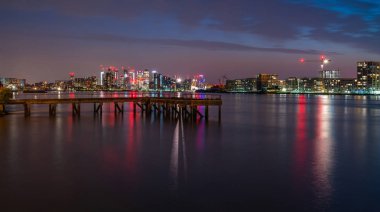 Londra, İngiltere - 29 Haziran 2019: Londra'da ticari bir gayrimenkul olan Canary Wharf, İngiltere'nin ana finans merkezlerinden biridir. Yaklaşık 1.500.000 metre kare ofis ve perakende alanı içerir.