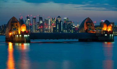 Londra, İngiltere - 29 Haziran 2019: Londra'da ticari bir gayrimenkul olan Canary Wharf, İngiltere'nin ana finans merkezlerinden biridir. Yaklaşık 1.500.000 metre kare ofis ve perakende alanı içerir.
